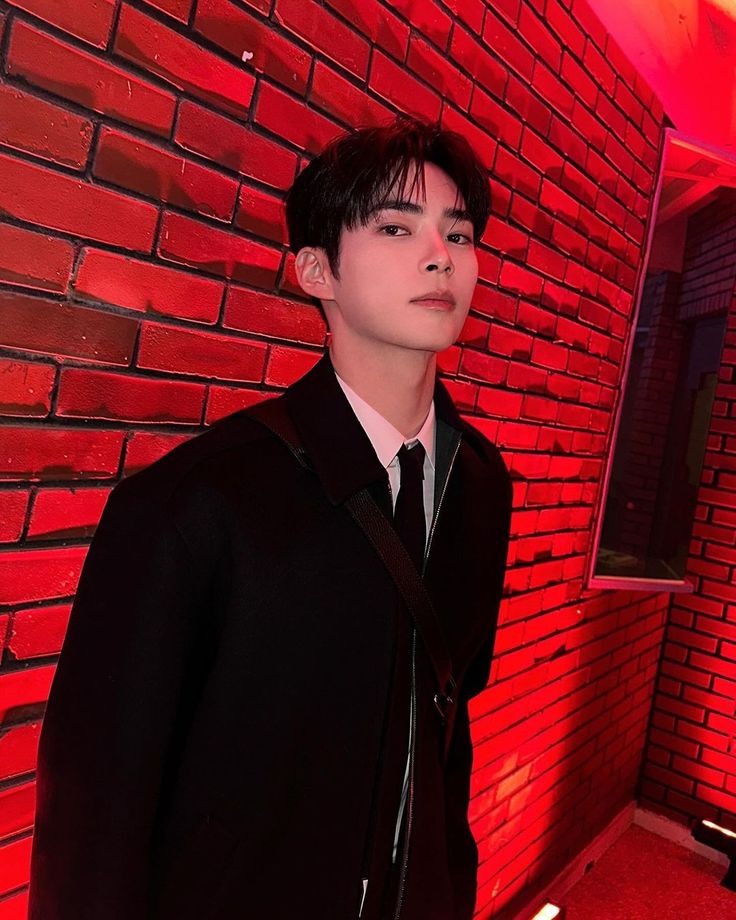 ofDawncloudFall's tweet photo. Sambil menunjukkan dua foto di ponselnya, Aglaea yang mengerutkan kening mencolek @ofMoonMaiden.

⠀⠀⠀ "Mamaku tanya. Mau dikenalin sama anak temannya, gak? Yang satu namanya ❚❚❚❚❚❚❚, dari Prancis. Satu lagi ❚❚❚❚❚❚❚, orang Inggris. Aku iyain gak ya, Aeie?" https://t.co/KpzvgYuhj5