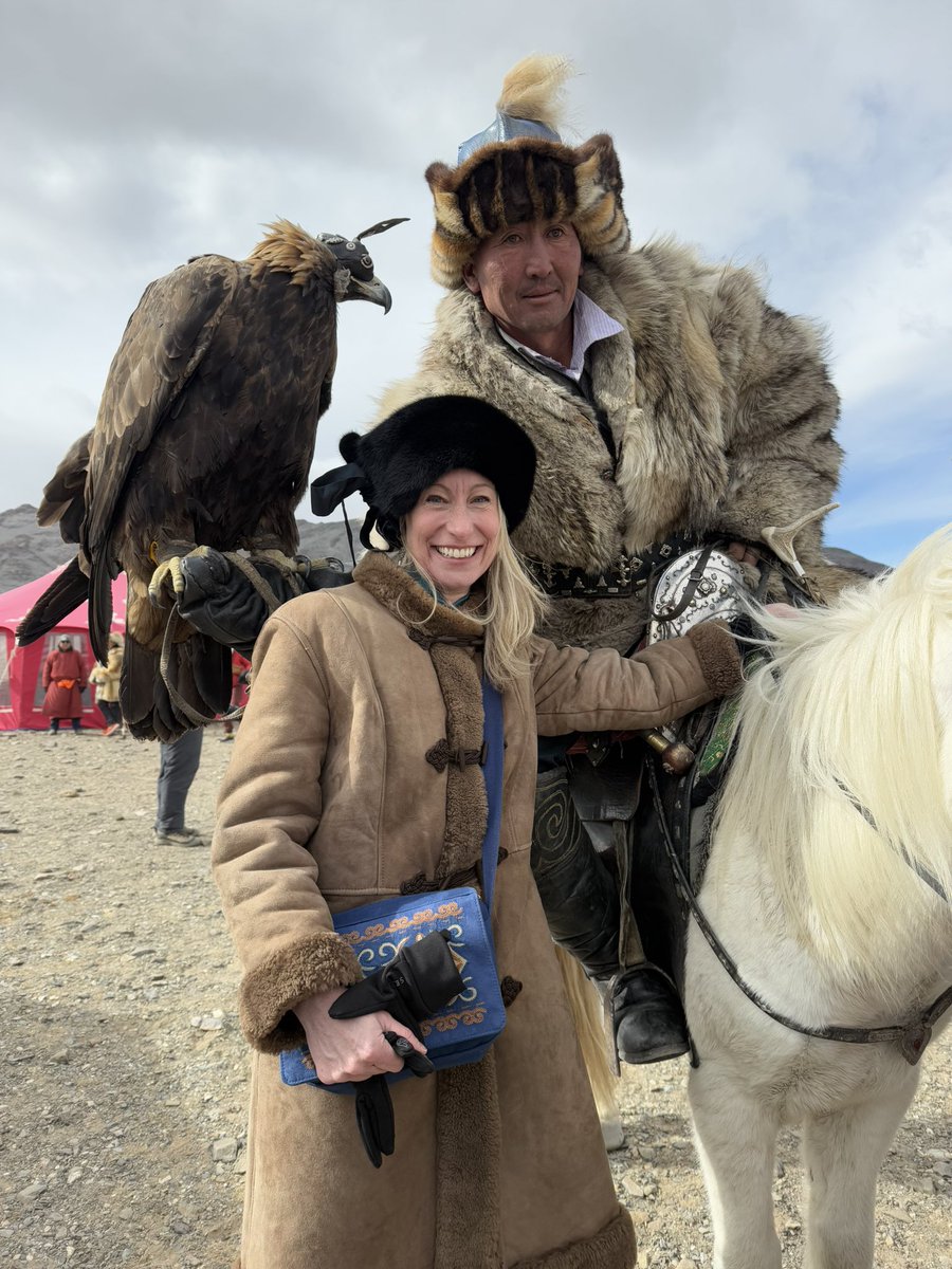 Өнөөдөр Баян-Өлгий аймагт болж буй дэлхийд алдартай бүргэдийн баярт зочлох үнэхээр сайхан байлаа. 

Бүргэдчидийн ур чадвар, эр зориг үнэхээр бахархам байсан бөгөөд тус баяр нь Алтайн нурууны өв соёл, зан заншлын гайхамшгийг түгээж байна.