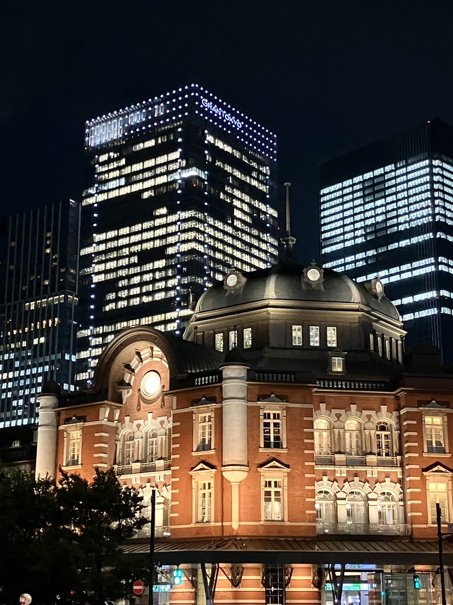 hanatoki1002's tweet photo. 🟨

【赤レンガと白い花崗岩】

やっぱり東京駅はカッコいいなぁ。
つい写真に撮ってしまった📷

創建当時の姿に復元されているそうですが、
これが1914年に設計されてるとは、、、

辰野金吾さん、ありがとうございます！
ちょーーーカッコいいです！！2025

#東京駅 https://t.co/OYgg3a755L
