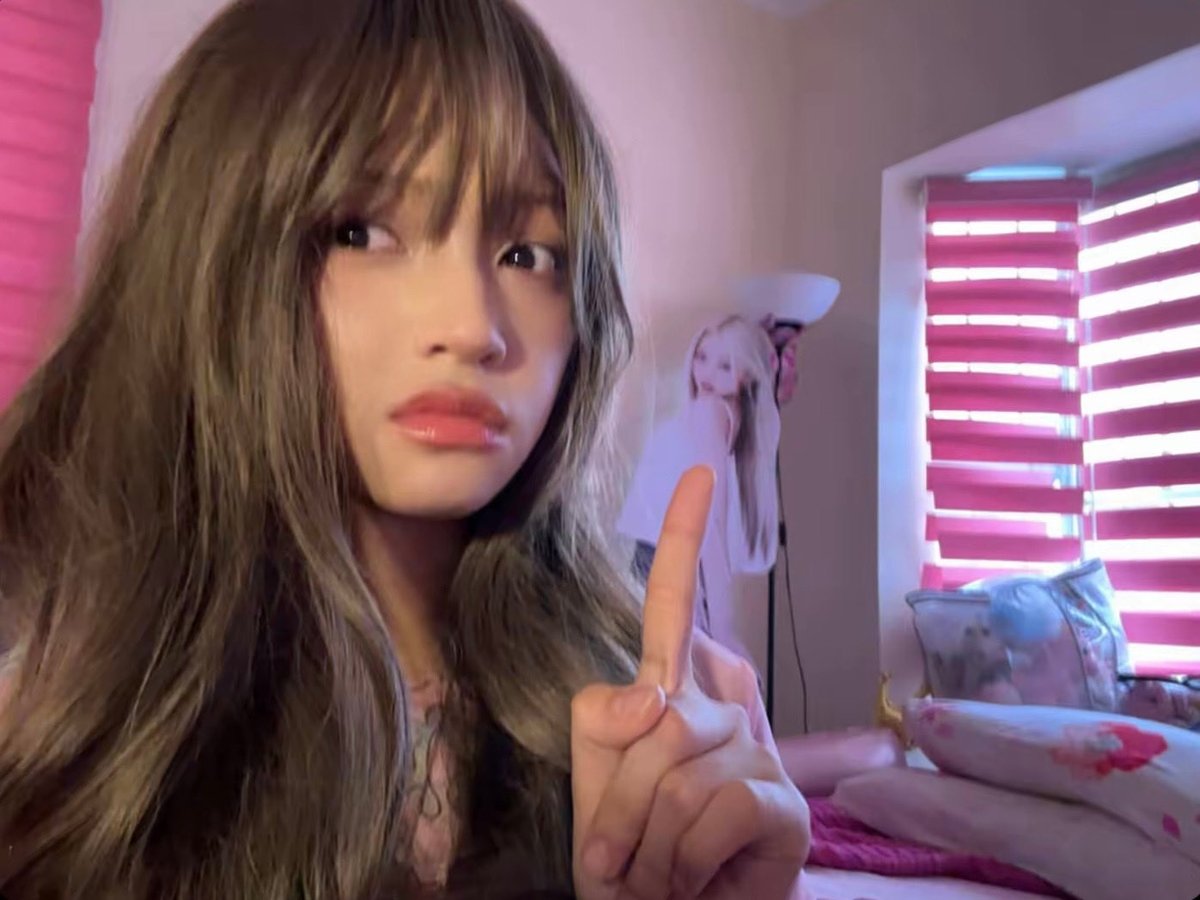 gehlee weverse dm update 💌

: theres an intruder in my room 😟