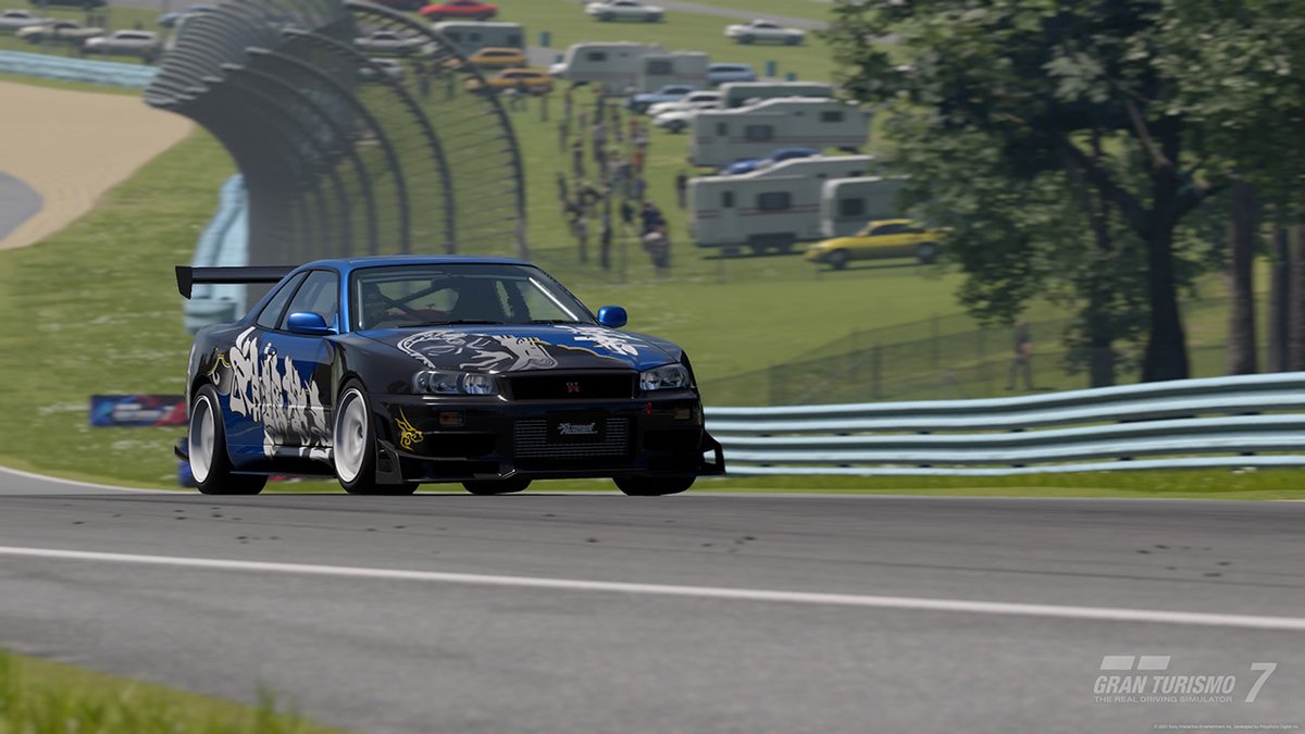 skymac_org's tweet photo. Nous débutons le week end avec l'ajout d'une réalisation pour l'épreuve Course Turbo Sports sur Watkins Glen ajoutée avec la MaJ 1.63. Ce fut l'occasion de tester la NISMO R-34 Z avec des réglages à 700PP. Un monstre. #GranTurismo7 #GT7 
https://t.co/bImsR6iYx3 https://t.co/MOtUy9g1uw
