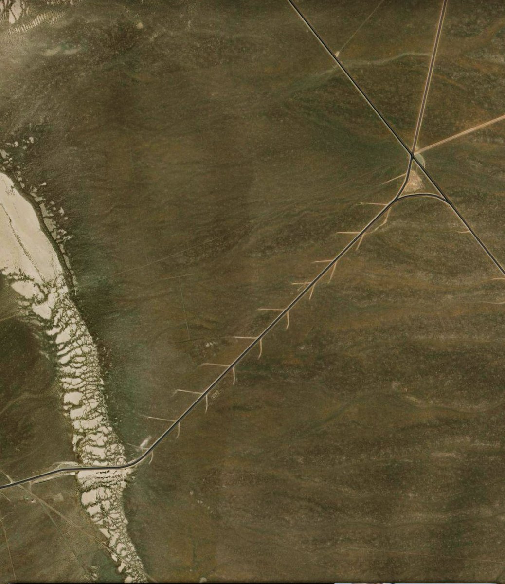 ElonAssistant's tweet image. Road just outside Tonopah Airport has little off shoots, and guesses @thenewarea51 ?