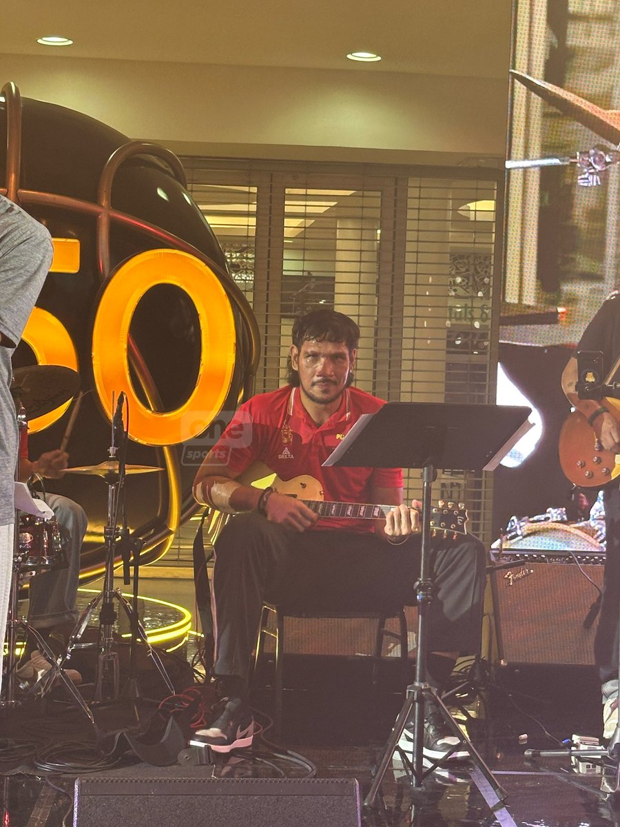 OneSportsPHL's tweet image. NAGING UKELELE KAY ABAI 😅🎸 

June Mar Fajardo flexes his music skills rocking the electric guitar as part of the PBA All-Star band during the #PBA50 Fans Day | via Maureen Muarip/One Sports

#PBA50LID #OSOnTheSpot