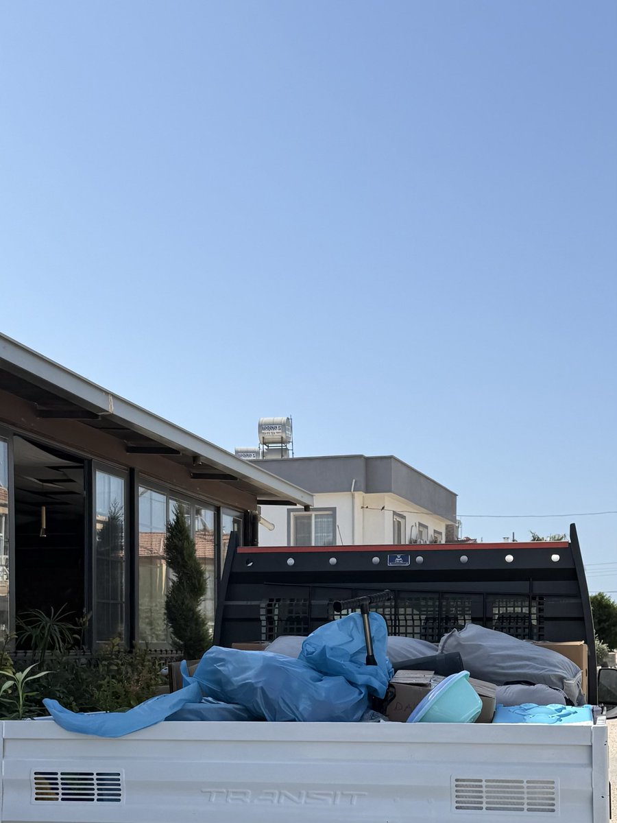 Пэкинг, погрузка, разгрузка... выжила! Теперь анпэкинг, господи, дай мне сил 😵‍💫
Вместо помощи от Чернобыля: лекция про "слишком дорого". Ну и всё, curtain call 🤡 точка.