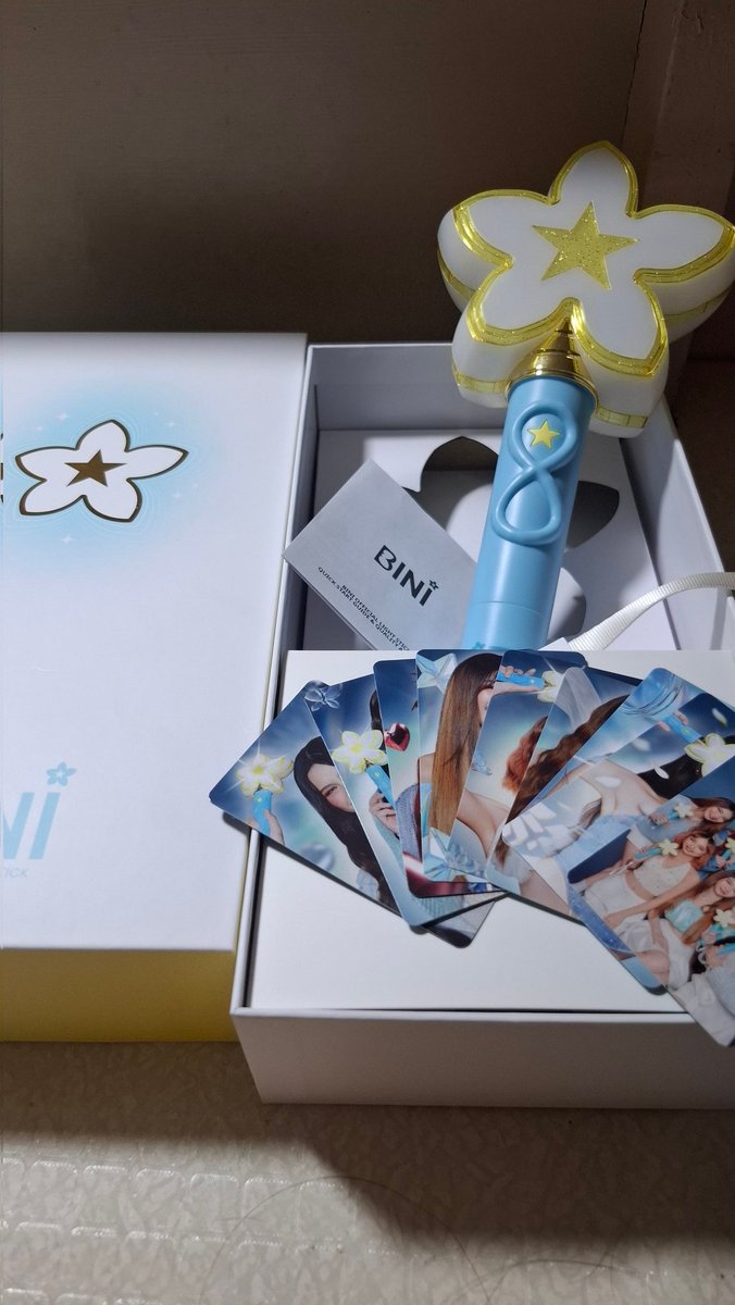 sheenembot's tweet photo. selling my BINI lightstick BLOOMBILYA 🥹

inclusion: everything in the picture
dm for price

lfb wts aiah colet maloi gwen stacey mikha jhoanna sheena ot8 bini blooms ph #bini https://t.co/giwxAlUc6C