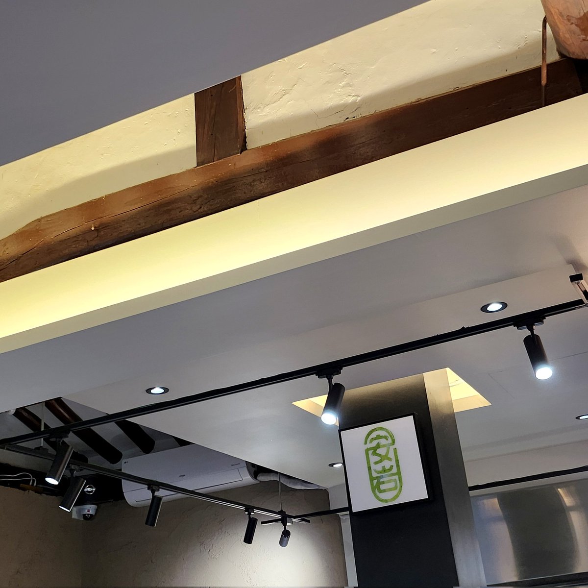 연휴 시작 첫 끼 [ 북촌 안암 ] 에서.

잡내 없이 감칠맛 나는 돼지 국밥, 라임 곁들인 제육, 돼지 안심 튀김. 모든 음식이 기분좋게 감칠맛 난다. 일행들 만족도 최상. 개인 취향인데 국물이 좀 더 따끈했으면. 국물김에 안경알에 김이 서릴 정도로. 국밥이잖아요.