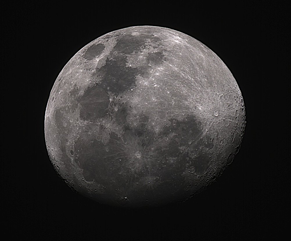 EarlWhite's tweet image. International Observe The Moon Night is on. Here&apos;s what it looks like from my front yard in Rosehill a few moments ago. Just before it started to haze over!  #internationalobservethemoonnight #moon #sydneyspring