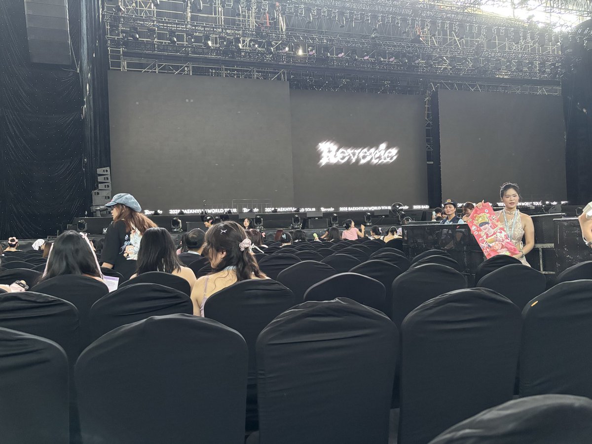 ngda2610's tweet photo. Hello world 

#BAEKHYUN #백현 #EXO #엑소 
#ReverieTour #ReverieHANOI
#reVERIewithBAEKHYUN
@BAEKHYUN_INB100 https://t.co/e4jyFnPYUq