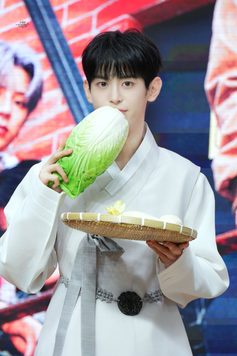 20251004

야채 많이 먹어야 건강유치🥬

#나우즈 #NOWZ
#현빈 #HYEONBIN