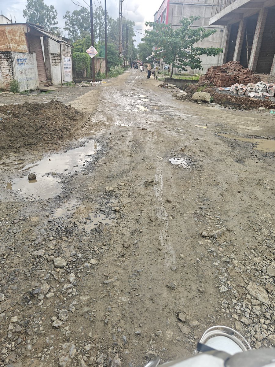 risk_314's tweet photo. @rmc_rewa @CMMadhyaPradesh @mpurbandeptt @mygovindia @ProjsRewa @SwachhBharatGov @SwachSurvekshan @smpurban @MoHUA_India @urbansbm @JansamparkMP रीवा नगर निगम वाले सिर्फ सोशल मीडिया में फोटो अपलोड करने के लिए इतना ड्रामा करते हैं जितना शायद छापरी लोग भी नहीं करते व्यूज के लिए। एक काम नहीं होता इन लोगों। पूरे शहर को बरबाद कर के मानेंगे ये लोग। https://t.co/5U34TypM7x