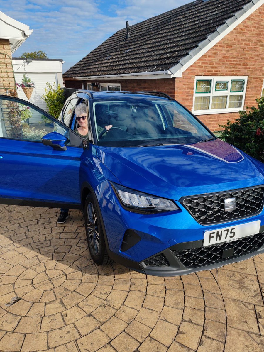 Home delivery! Congratulations to Mr &amp; Mrs H who have taken delivery of their gorgeous new #75plate SEAT Arona from Megan at Marshall #SEAT #Leicester. 

Say chhheeeseeeeee! #marshallmoments