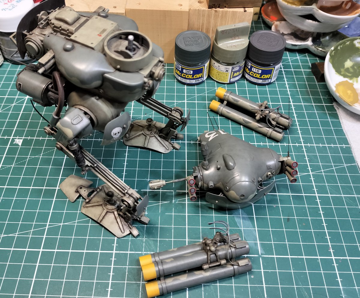 Rod1971S's tweet photo. ケッツァー他諸々の基本塗装が終わったのでそれらのウェザリング前に陸戦ガンスに加筆を。。
ほぼベタ塗りな迷彩になってしまった上にエナメルで一発ウォッシングしただけの状態なので、この上から基本色でﾁｮﾒﾁｮﾒして調子付けようと思います https://t.co/JwNfUlcgM3