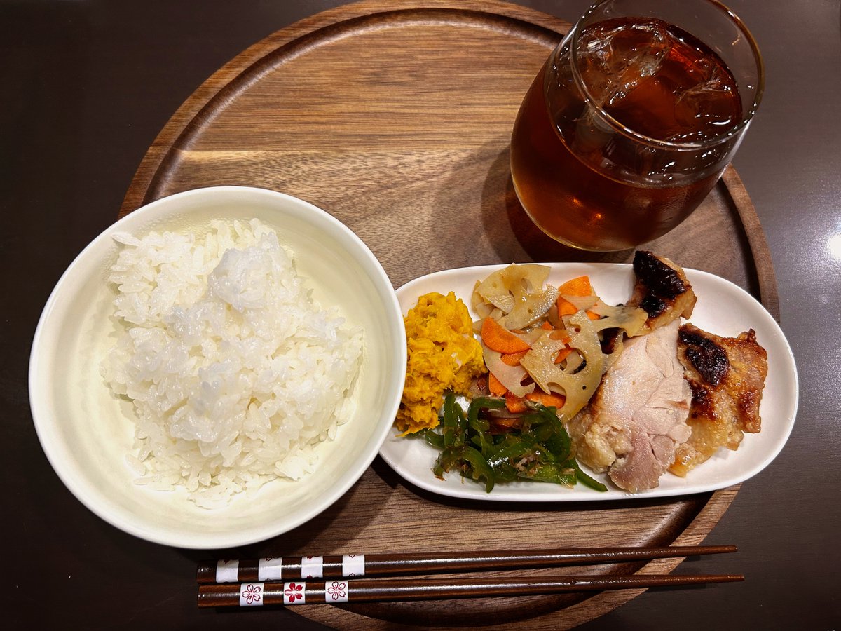 Mamepuuchibi's tweet photo. 塩麹漬け鶏肉と無限ピーマン定食です。
今日も一日お疲れ様でした🍵
#よるごはん https://t.co/GADJjOSvE6