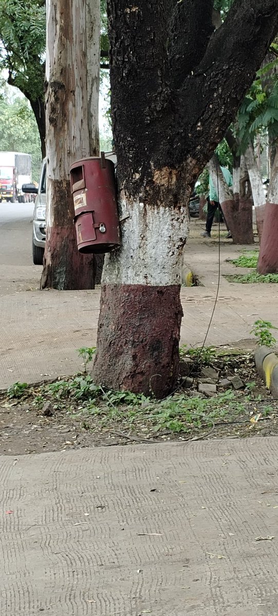 amitkulkarninsk's tweet photo. 🌳 #खिळेमुक्तवृक्षअभियान: झाडांवर पोस्टबॉक्स?
त्रंबक रोडवरील झाडांवर पोस्ट बॉक्स लटकवले गेले आहेत हे झाडांचे आरोग्य धोक्यात टा��ते व पर्यावरण कायद्यांचे उल्लंघन आहे.
आम्ही @IndiaPostOffice विभागास तक्रार केली आहे आणि कारवाईची मागणी केली आहे.💚 झाडे ही आपली शहराची फुफ्फुसे आहेत! https://t.co/L8B4aRuuIG