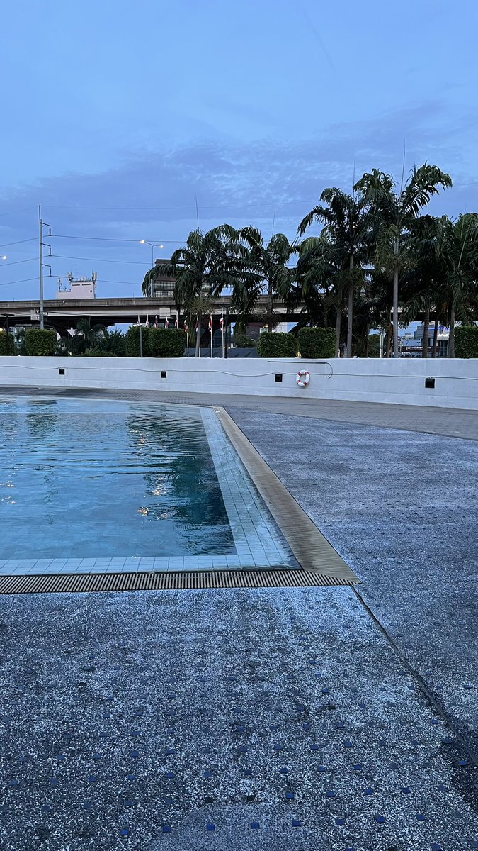 ว่ายน้ำกันครับ