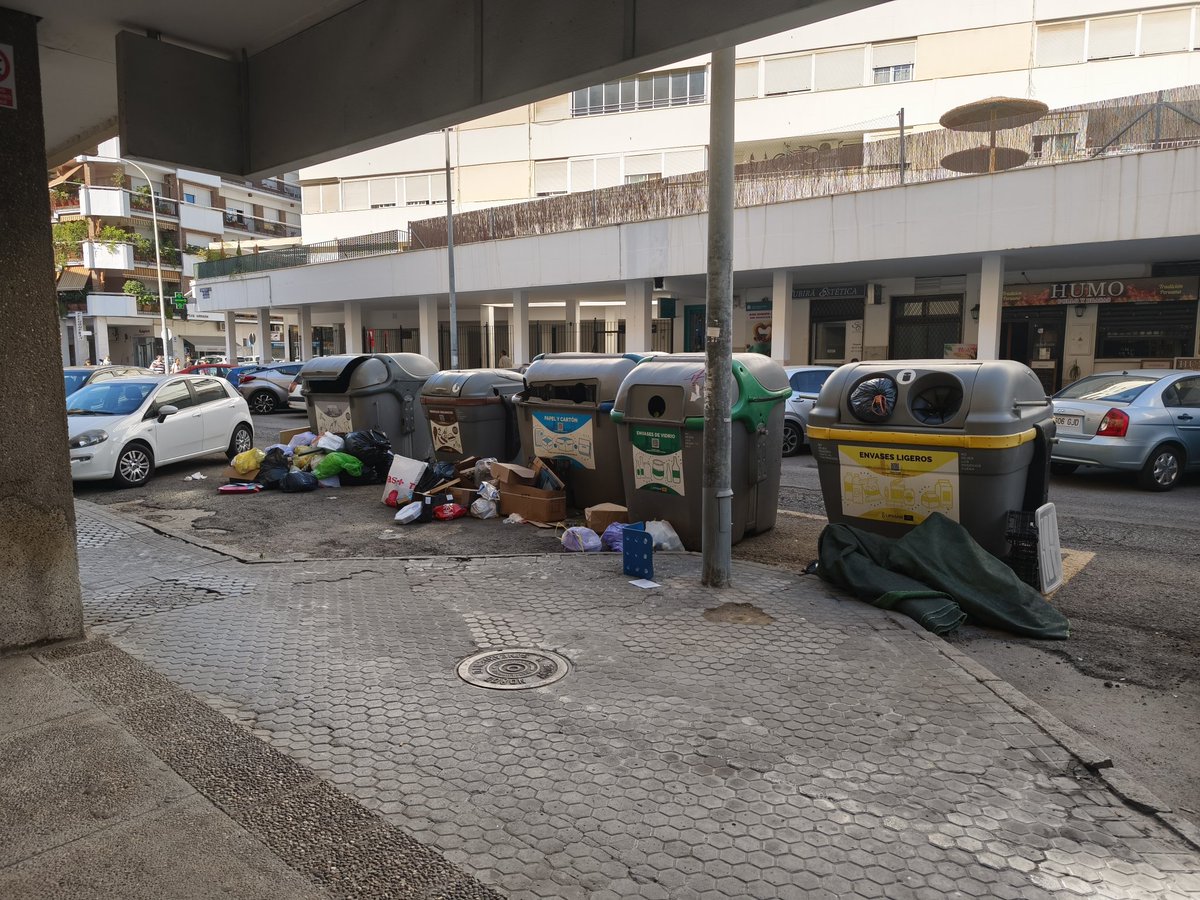 dminer81's tweet photo. un sábado cualquiera en una calle de triana a las 11:46 de la mañana...todo bien @LipasamSevilla @Ayto_Sevilla? https://t.co/ct8e8a7e12