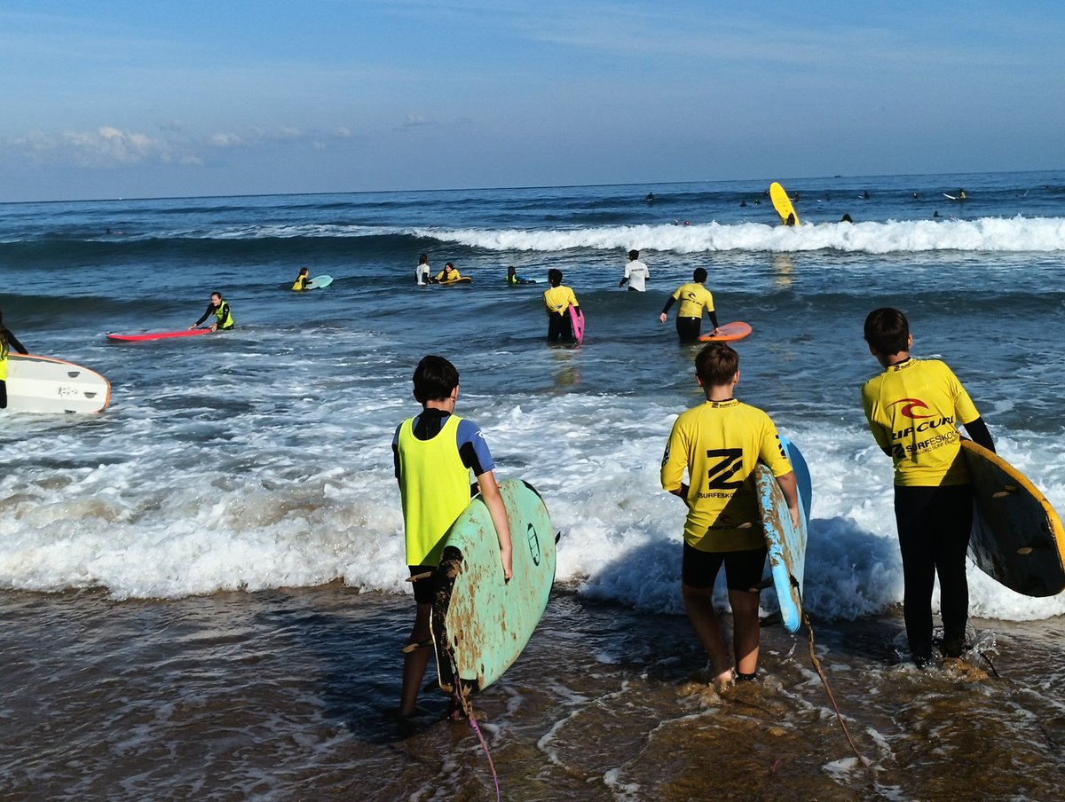 Dbh2koak surf egiten. Aukera aparta Zarautzen bertan egonda