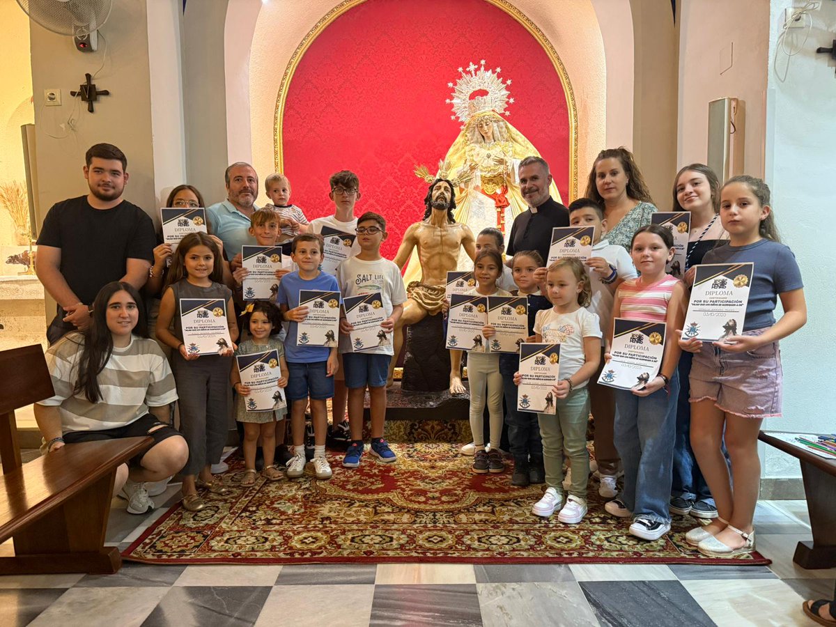 ⭐️ Los niños y niñas participantes en el acto «Dejad que los niños se acerquen a mí» recibieron un recuerdo de manos de nuestra hermana mayor, Dña. Carmen Fortes Chacón.

El Rvdo. D. Óscar Francisco Trujillo Burgos, consiliario y director espiritual, estuvo presente en el acto.