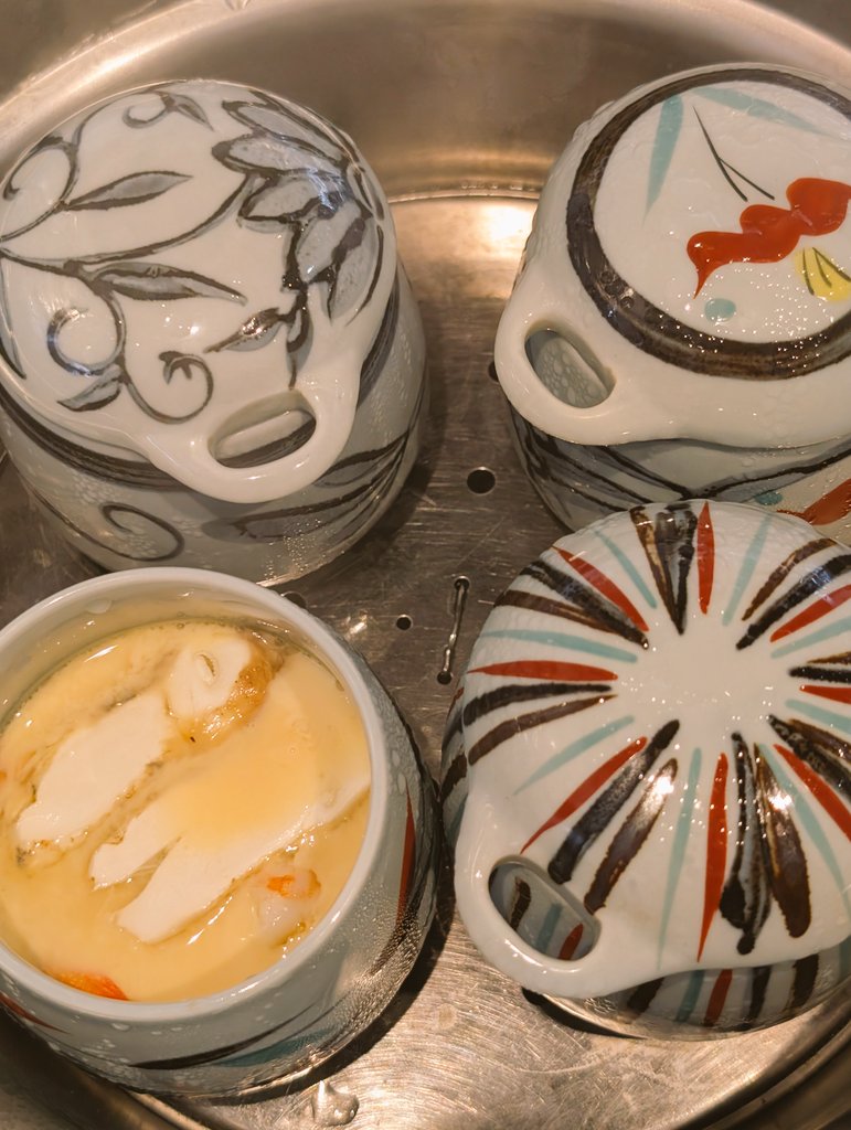 寒いからおでんと茶碗蒸し作ってる💖南信州のおでん🍢はネギダレかけます！あとなぜかウチはジャガイモと里芋いれる✨
松茸✨️🍄‍🟫✨️はお裾分けいただきました🙂‍↕️
#おうちごはん　#夜ごはん