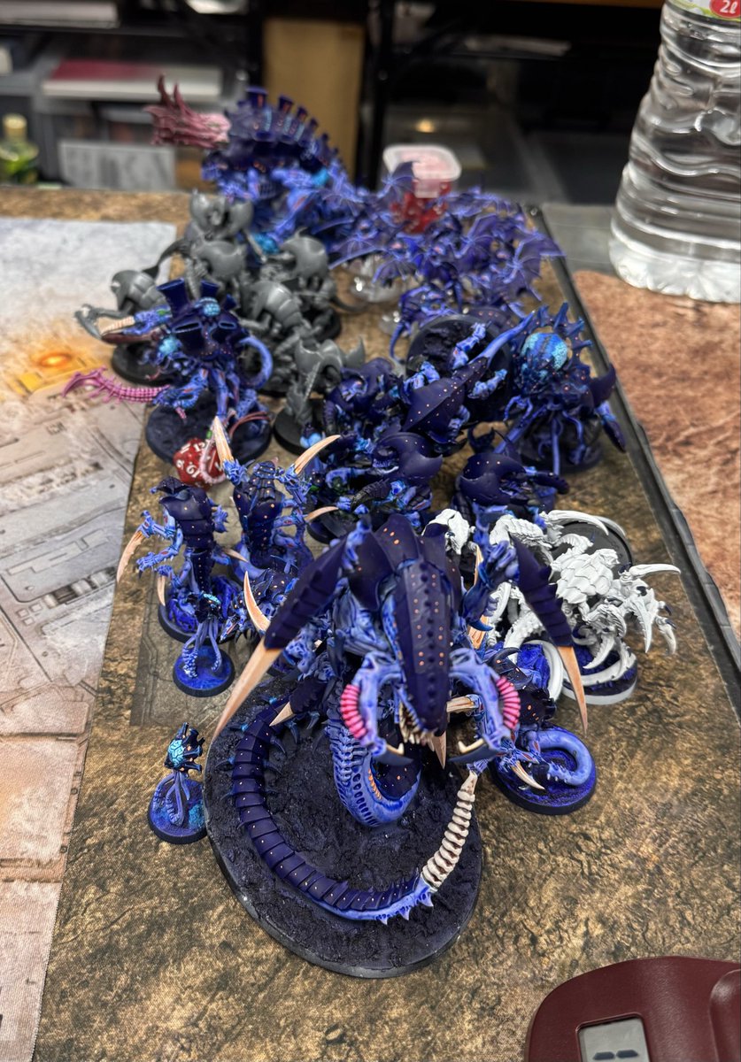 tengu_warhammer's tweet photo. 今日はArrowsさんで40k2000ptをやってました
戦闘開始と思いきやほとんどのティラニッドが地下に潜っていて戦場にいないだと！！？？ってなったり、敵がいないことを良いことにお得意の機動力で前線をめちゃくちゃ押し上げたりしましたよ！
対戦ありがとうございましたーー！
(2枚目が地下にいた子達) https://t.co/SIkOeSNXSV