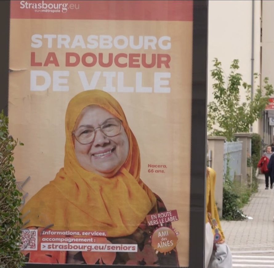 #Toussaint et #Noel , pendant ce temps là cette affiche dans l’espace public dans une ville #EELV ne pose pas de problème….⤵️