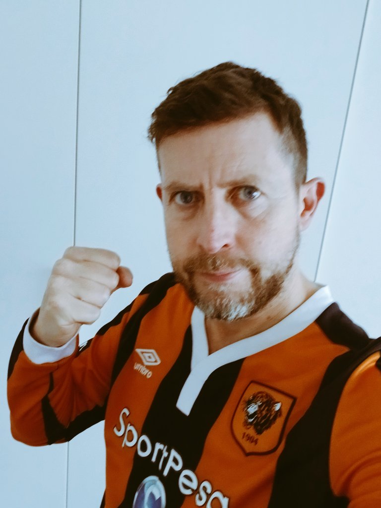Gotta be a long sleeved #shirtchoice today for #hcafc Nice day for it 😳 #UTT 🐯