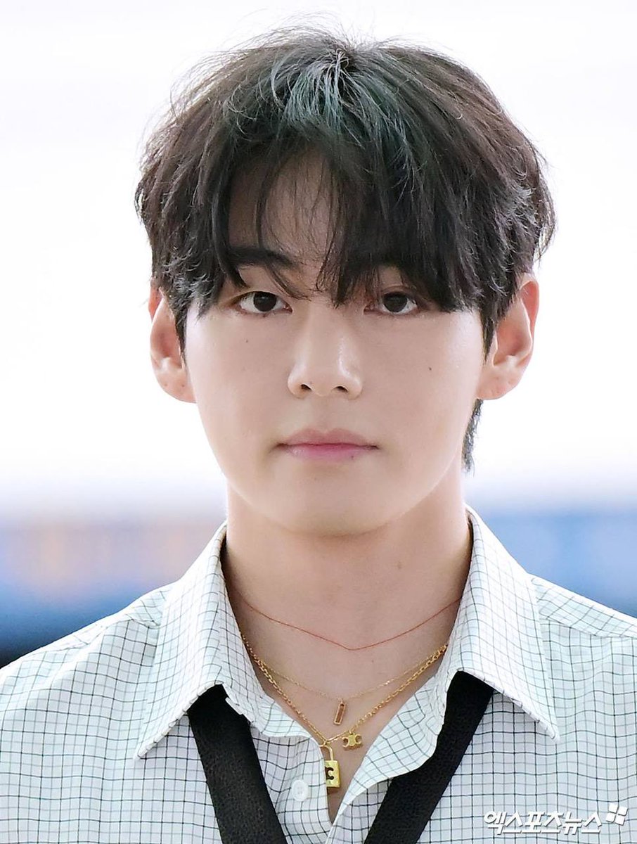 Alex_Ad_b's tweet photo. @Nora25640026163 @BTSVChartData @celineofficial V FOR PARIS FASHION WEEK
#VxCELINEPFW #CELINESUMMER2026 
@celineofficial
 #TAEHYUNGxCELINE
CELINE AMBASSADOR TAEHYUNG https://t.co/dW7bX9T2fu