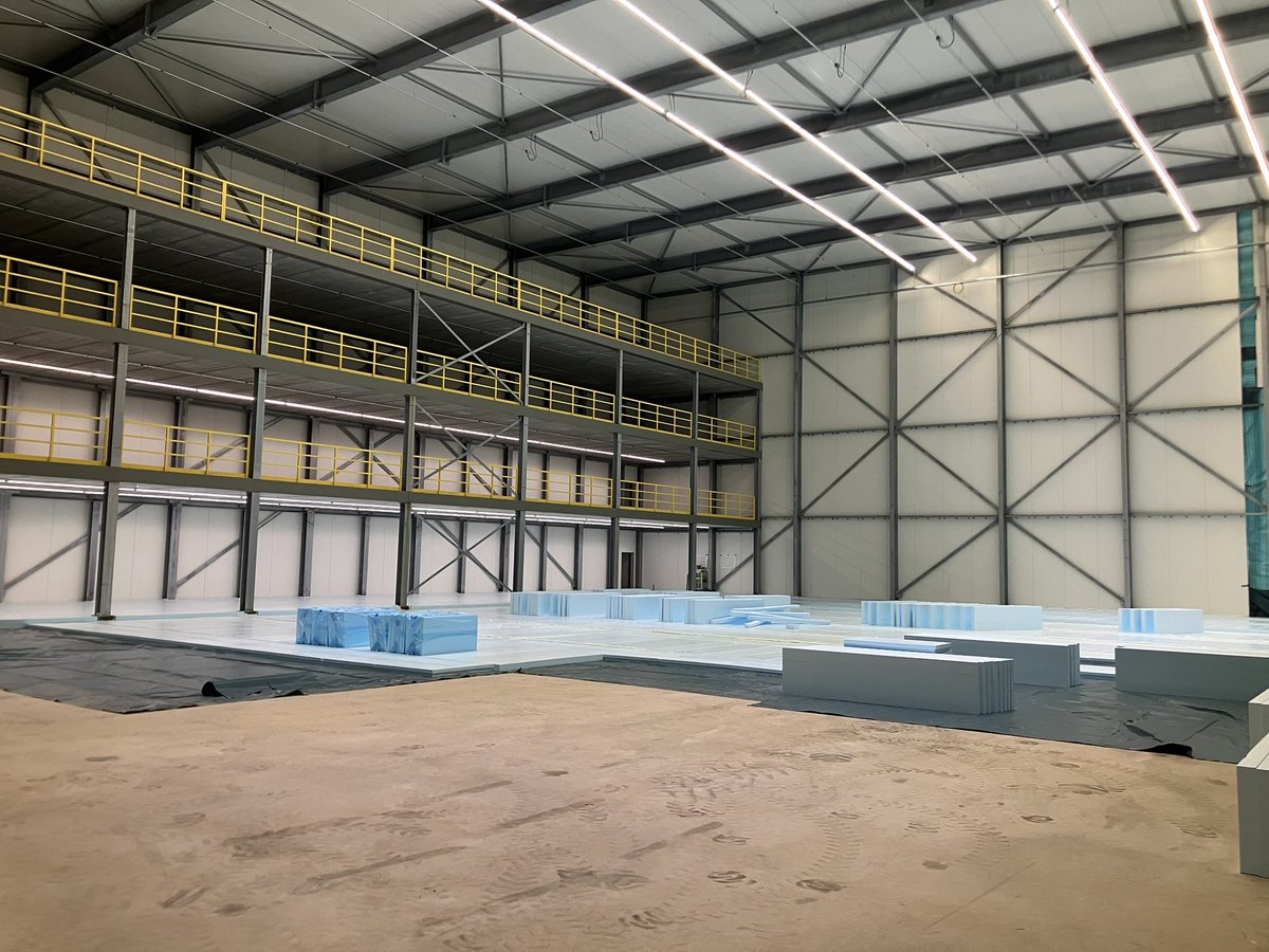 CHKBouwBV's tweet image. Deze week is er gestart met de isolatie ondervloer fase 1 in de vriescel bij @JansenTransport en ook is de vorm daar waar de rails komen al goed zichtbaar. #volgendefase