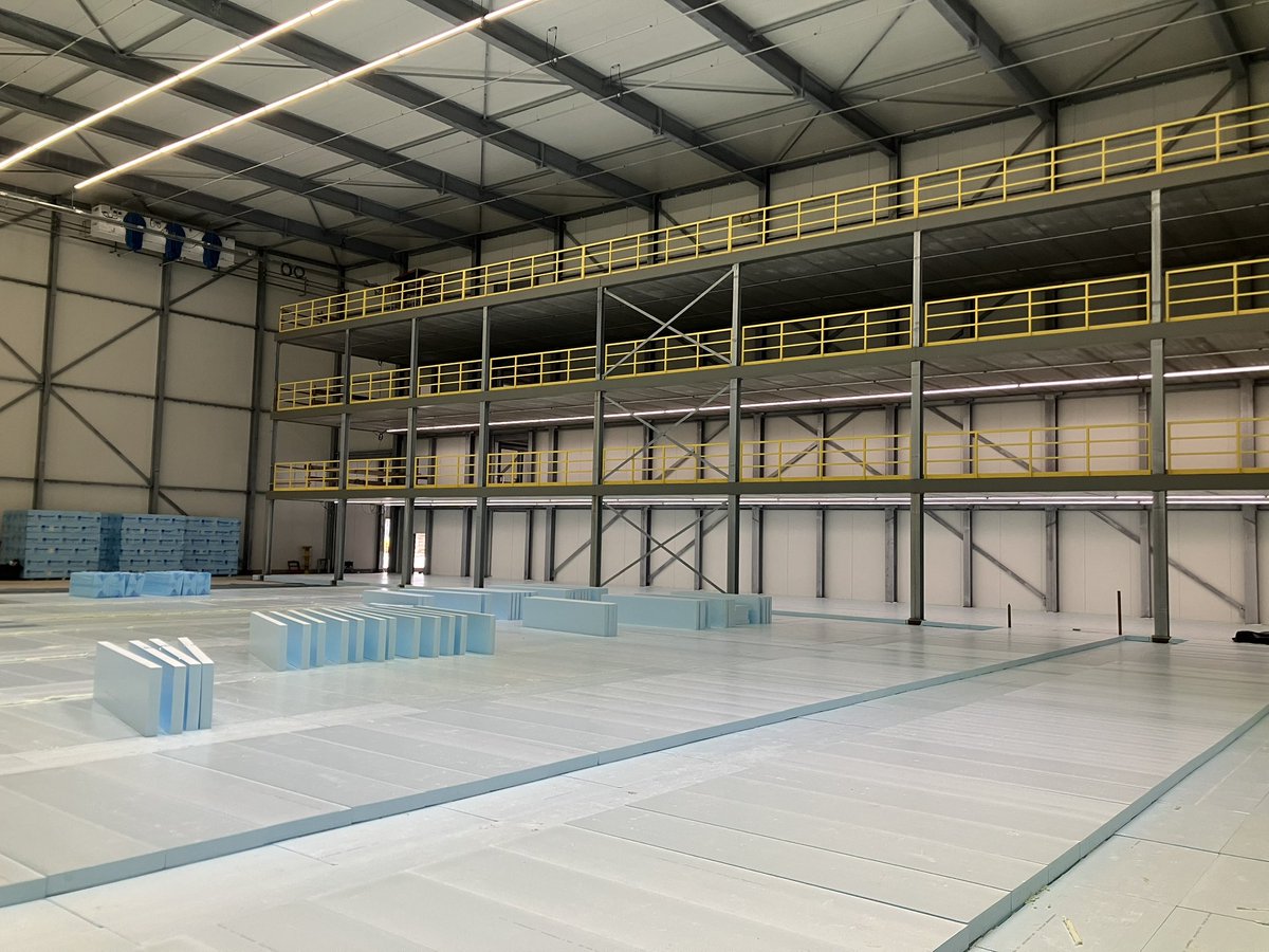 CHKBouwBV's tweet image. Deze week is er gestart met de isolatie ondervloer fase 1 in de vriescel bij @JansenTransport en ook is de vorm daar waar de rails komen al goed zichtbaar. #volgendefase