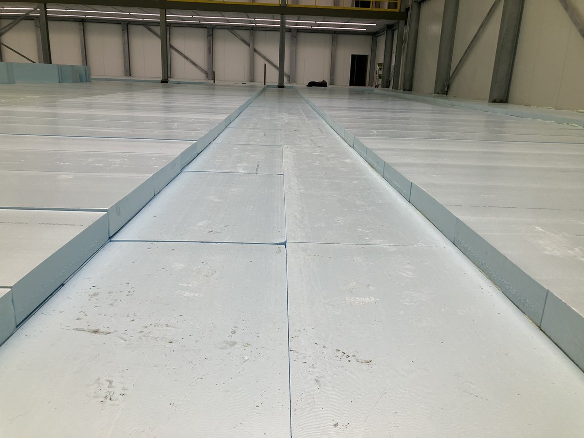 CHKBouwBV's tweet image. Deze week is er gestart met de isolatie ondervloer fase 1 in de vriescel bij @JansenTransport en ook is de vorm daar waar de rails komen al goed zichtbaar. #volgendefase