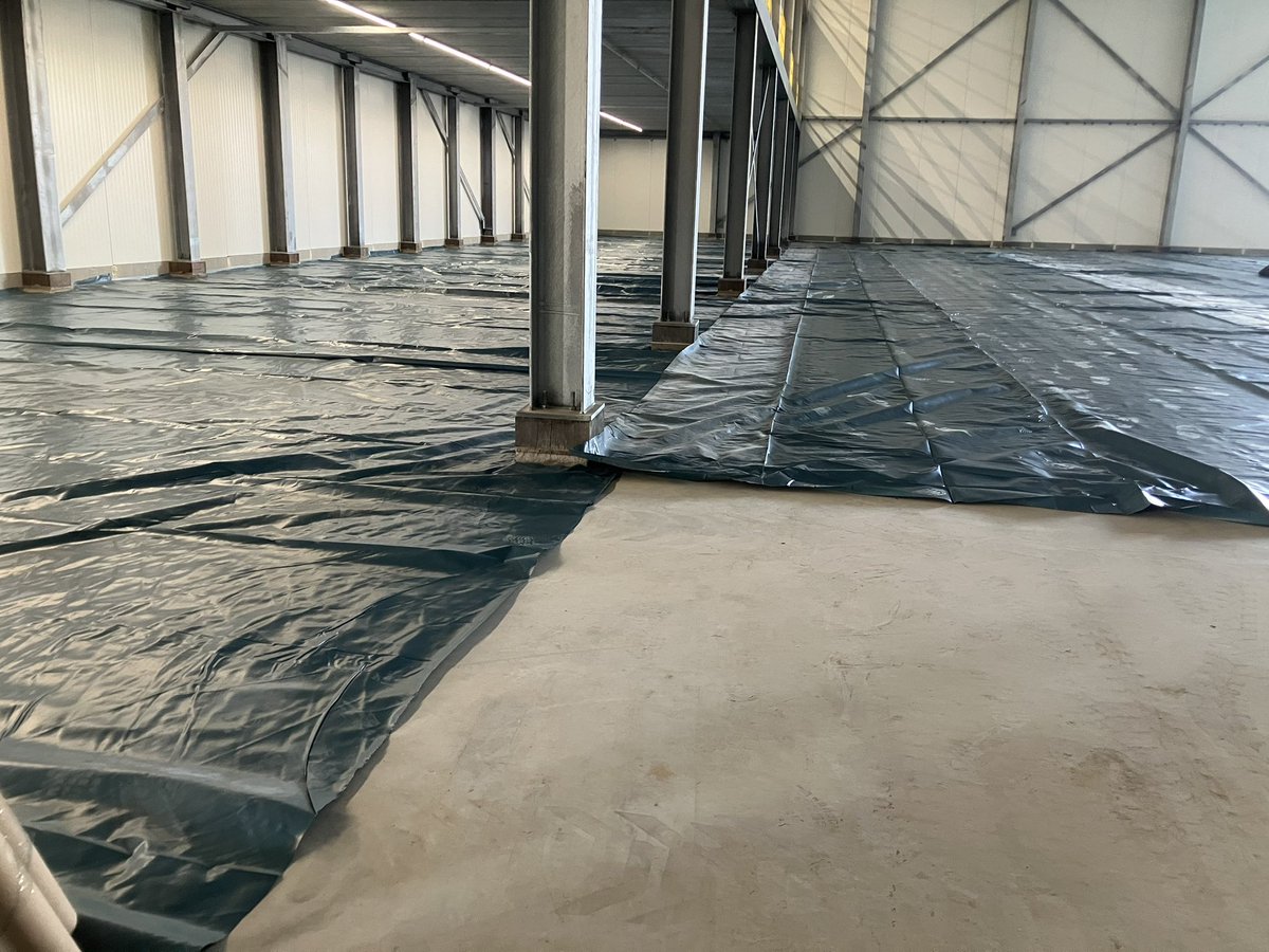 CHKBouwBV's tweet image. Deze week is er gestart met de isolatie ondervloer fase 1 in de vriescel bij @JansenTransport en ook is de vorm daar waar de rails komen al goed zichtbaar. #volgendefase