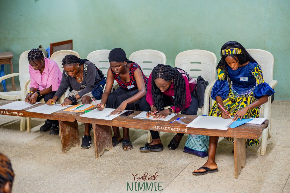_Nimmiee's tweet image. Who knew a single sheet of paper could become a stylish gift box? 📦

Our participants learned techniques they can use for décor, gifting or even a small business.

#BoxMaking #PaperCraft #CraftWithNimmie