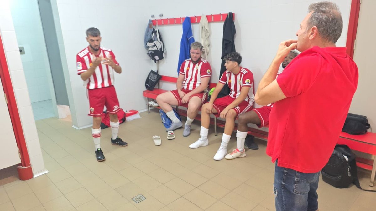 📢 El CDPSIA vuelve a la competición ⚽️✨
Hoy, 4 de octubre en Sevilla, nuestro equipo de Fútbol Sala disputa el Campeonato de Andalucía para Sordos 
🏆 Objetivo: volver a 1ª División.
💙 Desde ASOAL apoyamos y animamos a nuestros jugadores. ¡Vamos equipo ! 🔵🤍