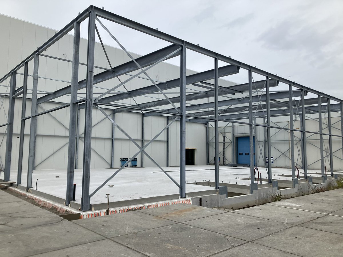 CHKBouwBV's tweet image. Afgelopen week is de staalconstructie van de expeditie gemonteerd bij @JansenTransport ook is het dakwerk van de vriescel gereed en zijn de HWA’s ook gelijk aangesloten en is hal fase 2 alweer bezem schoon #looptlekkerzo