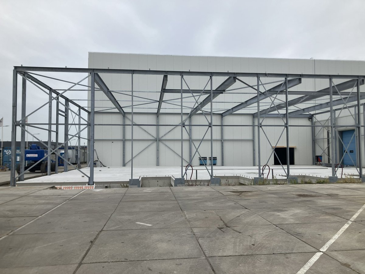 CHKBouwBV's tweet image. Afgelopen week is de staalconstructie van de expeditie gemonteerd bij @JansenTransport ook is het dakwerk van de vriescel gereed en zijn de HWA’s ook gelijk aangesloten en is hal fase 2 alweer bezem schoon #looptlekkerzo
