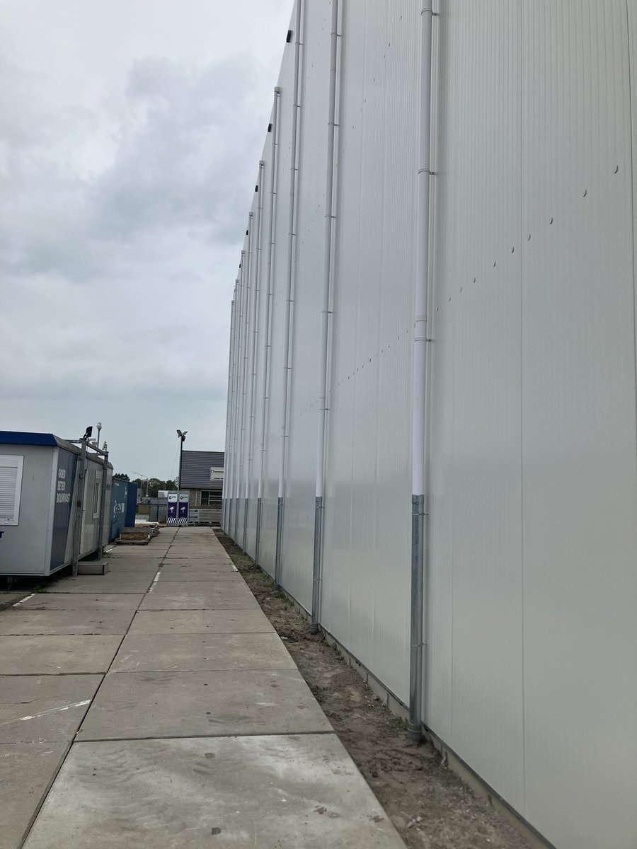 CHKBouwBV's tweet image. Afgelopen week is de staalconstructie van de expeditie gemonteerd bij @JansenTransport ook is het dakwerk van de vriescel gereed en zijn de HWA’s ook gelijk aangesloten en is hal fase 2 alweer bezem schoon #looptlekkerzo