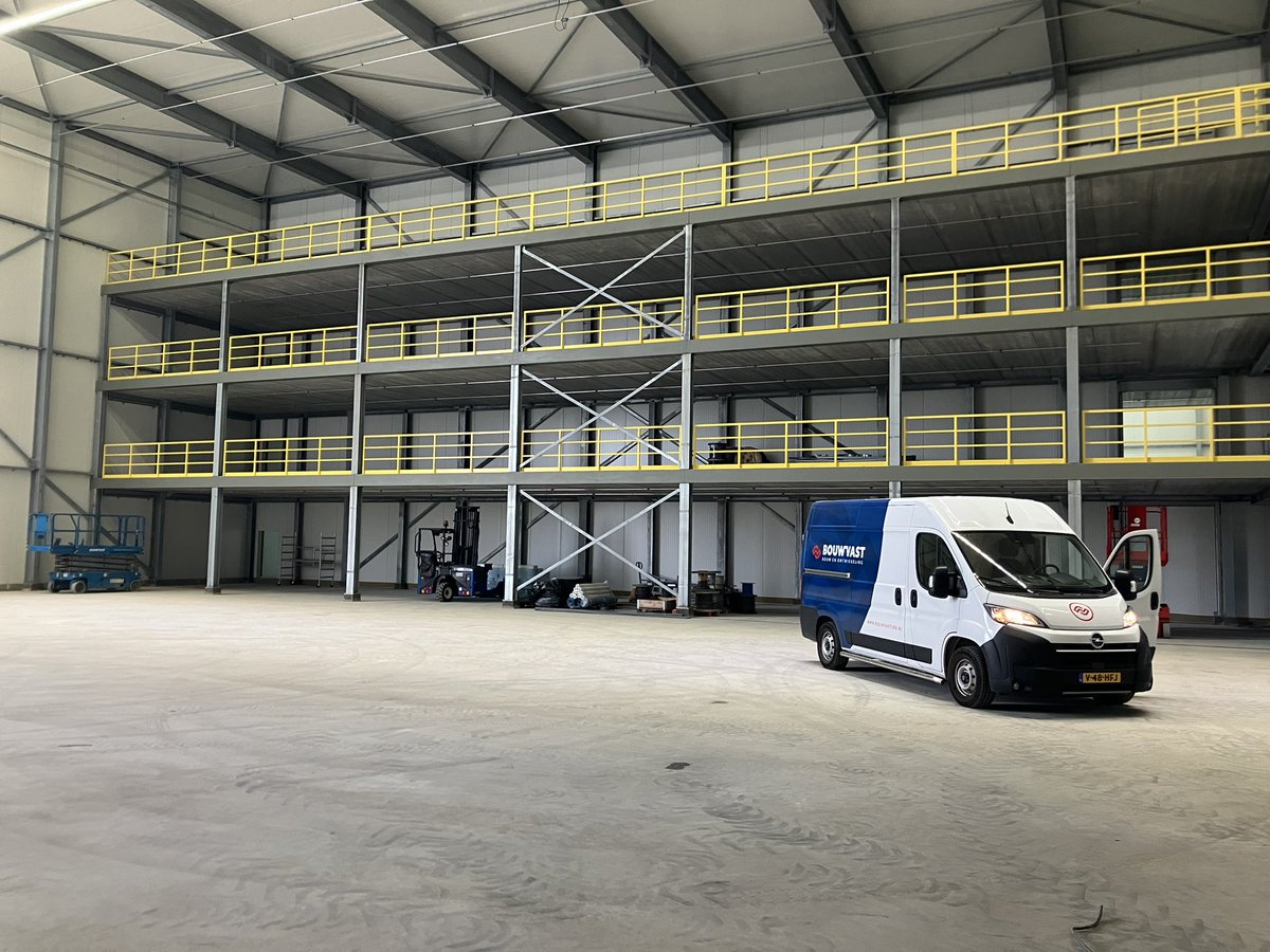 CHKBouwBV's tweet image. Afgelopen week is de staalconstructie van de expeditie gemonteerd bij @JansenTransport ook is het dakwerk van de vriescel gereed en zijn de HWA’s ook gelijk aangesloten en is hal fase 2 alweer bezem schoon #looptlekkerzo