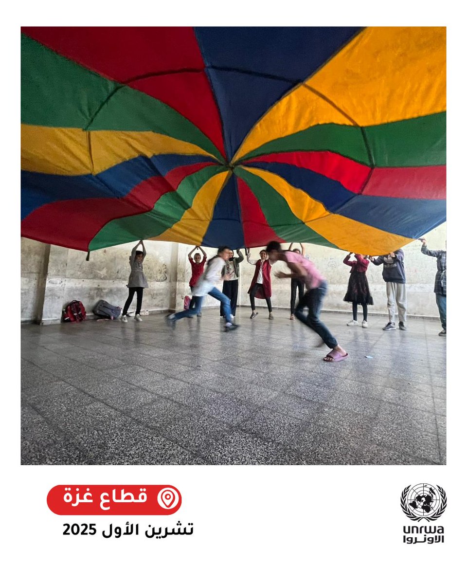 لا تزال الأونروا واحدة من أكبر مقدمي خدمات التعلم في حالات الطوارئ والدعم النفسي الاجتماعي في قطاع #غزة.

بدعم من 236 مرشدا مدرسيا وأكثر من 300 مرشد مساعد، أجرت الأونروا  أكثر من 325 ألف جلسة دعم نفسي اجتماعي حرجة لحوالي 730 ألف نازح، بينهم أكثر من نصف مليون طفل.

لا يمكن للأطفال