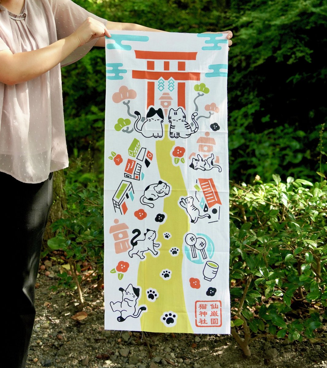 senganen's tweet photo. 🐈 #猫神社 #手ぬぐい 登場🐾
園内の両棒餅屋や7匹の猫を描いた #仙巌園 オリジナル手ぬぐいを販売中！
ハンカチやバンダナにも使える、実用的なおみやげです🌼

🛍️販売場所：島津のれん／丸十のれん
💰価格：1,700円（税込） https://t.co/qXiY55bZWA
