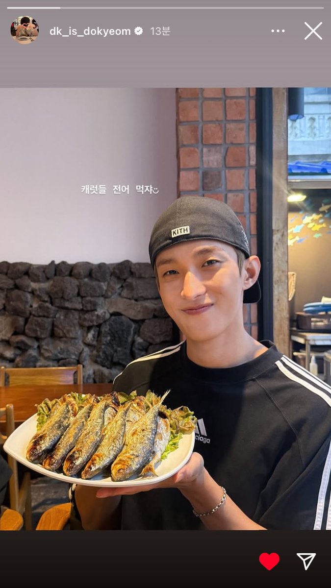 s1_d1k's tweet photo. 캐럿들 전어먹쟈♥︎
아 귀여워🥺 https://t.co/3qsDJa44jZ
