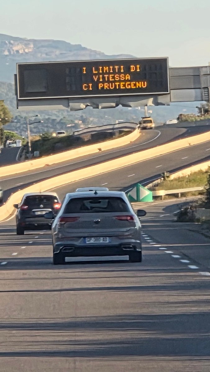 GeniuGherardi's tweet photo. O @IsulaCorsica, ci ghjunghjeremu à fà chì a lingua corsa ùn sia più struppiata pè isse strade? O figlioli, serà cusì difficiule? Ùn capiscu micca.
Aiò! Sò mesi è anni ch'ella dura... è per avà, si trastagliuleghja sempre!
(📸 ritratti nant'à a strada di Bastia, Furiani, issu sabbatu 4 d'ottobre 2025)