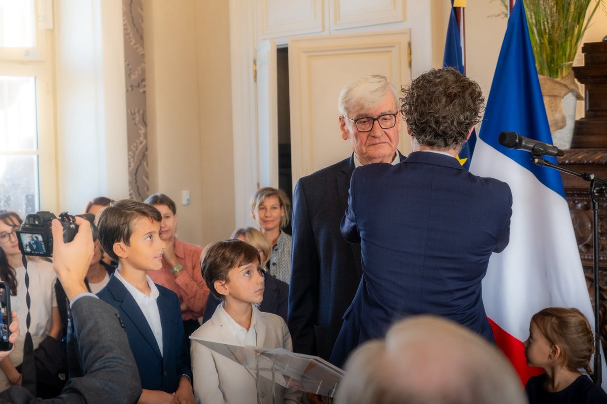 🤝 <a href="/JM_Verchere/">Jean-Marc Verchère</a>, fait Chevalier de la Légion d’Honneur ce matin à <a href="/Angers/">Ville d'Angers</a>.

🇫🇷 Maire de Saint-Mathurin-sur-Loire de 1989 à 2008, puis maire d’Angers entre 2022 et 2024, Jean-Marc VERCHÈRE a toujours placé l’intérêt local et le bien commun au cœur de son action publique. 

Une