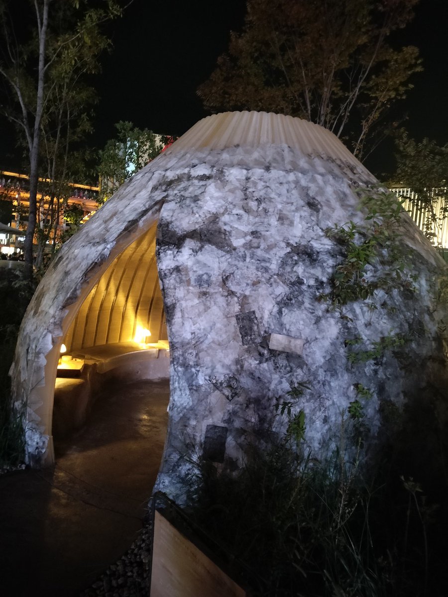 カンボジア館の前の3Dプリンタでつくられた森になる建築、秋の涼しい夜に良い空間