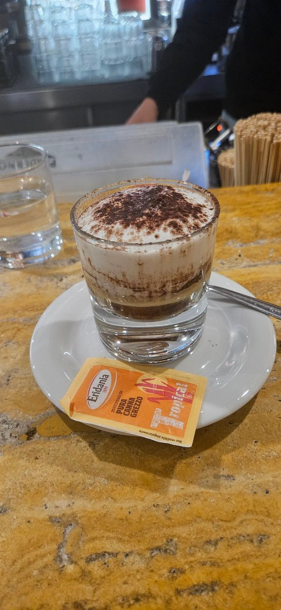 Mettere lo zucchero in questa prelibatezza è una bestemmia.
Ho messo la bustina in foto nella speranza che l'azienda mi paghi per la pubblicità.