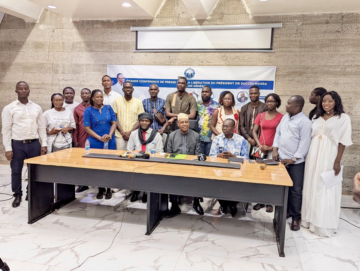 TransTchad's tweet photo. Dakar : Appel pour la libération de Succès Masra  !

Le collectif de défense du Dr. Succès Masra (ancien Premier ministre et leader des Transformateurs) a lancé un appel solennel depuis Dakar pour exiger sa libération immédiate et inconditionnelle.

Après plus de 140 jours de détention et une condamnation à 20 ans de prison suite à un « procès politique expéditif » (8 et 9 août 2025), ses avocats, représentés à Dakar par Me Said Larifou , dénoncent une violation grave des droits fondamentaux. Le collectif appelle le Président Mahamat Idriss Déby à choisir le dialogue et la réconciliation plutôt que la répression.

L’enjeu dépasse le Tchad : c’est un combat pour l’État de droit et la trajectoire démocratique de l'Afrique. La mobilisation diplomatique s'intensifie auprès de l'ONU, de l'Union Africaine et des partenaires internationaux. «Le Dr. Masra doit être libéré. Et il le sera», ont promis ses soutiens.
https://t.co/rRTGtlohsm

#FreeSuccesMasra #Tchad #Justice #Dakar #Panafricanisme #ÉtatDeDroit