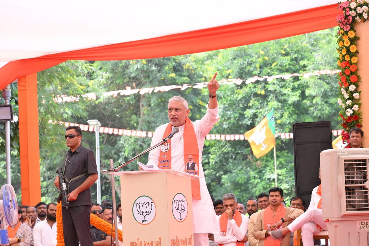 CRPaatil's tweet image. આજે પ્રદેશ કાર્યાલય શ્રી કમલમ ખાતે 
સંગઠન પર્વ અંતર્ગત આયોજિત પ્રદેશ અધ્યક્ષની ચૂંટણીમાં રાજ્યકક્ષાના મંત્રી આદરણીય શ્રી @MLAJagdish જીની ભારતીય જનતા પાર્ટી, ગુજરાતના પ્રદેશ અધ્યક્ષ તરીકે સર્વાનુમતે વરણી કરવામાં આવી. આ પ્રસંગે ઉપસ્થિતિ રહી જગદીશભાઇને અભિનંદન અને શુભકામનાઓ…