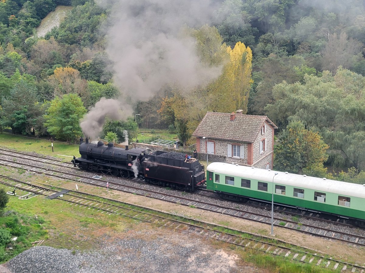 olivemars1393's tweet photo. Monistrol d'Allier, croisement train vapeur avec 140c27 et TER  873 990. 04/10/2025. #TRAIN #auvergne #140C27 #lignedescevennes https://t.co/h7yBu7pLcI