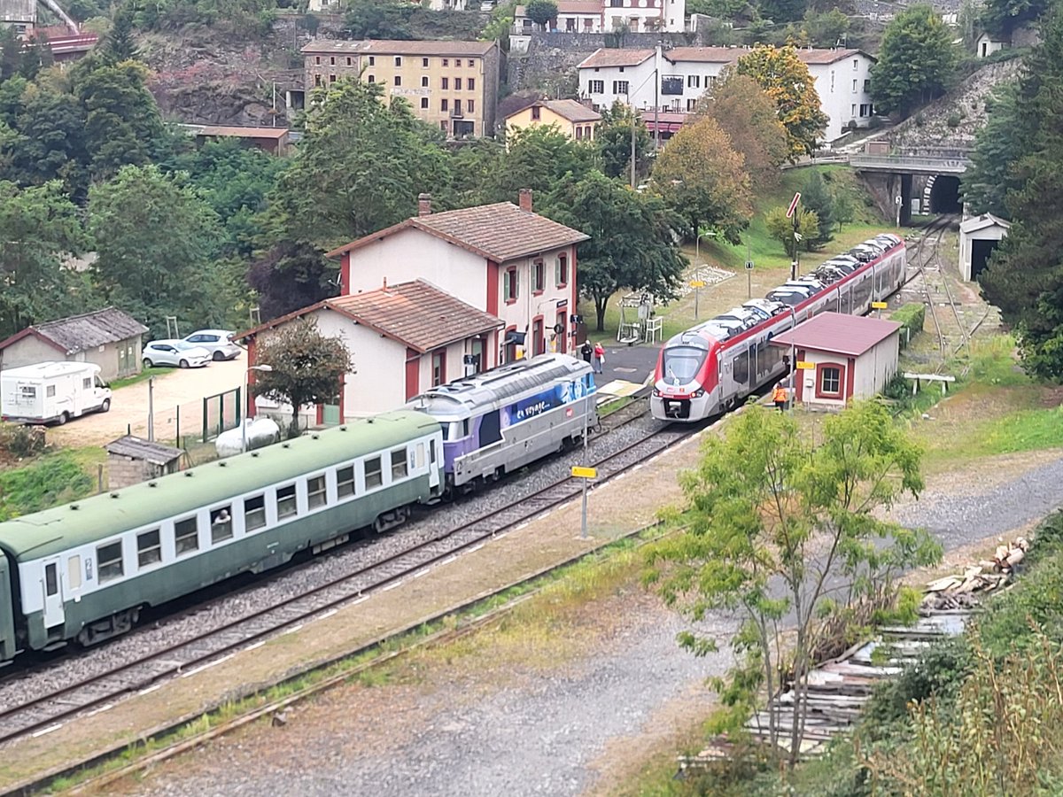 olivemars1393's tweet photo. Monistrol d'Allier, croisement train vapeur avec 140c27 et TER  873 990. 04/10/2025. #TRAIN #auvergne #140C27 #lignedescevennes https://t.co/h7yBu7pLcI