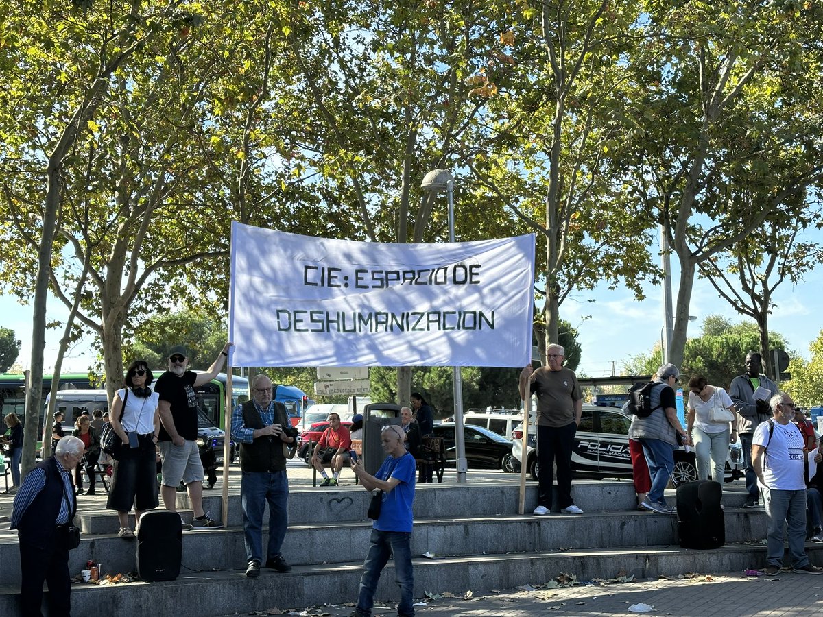 Estamos presentes en la Vigilia #CIE en #Madrid junto a <a href="/pueblos_unidos/">Pueblos Unidos</a> y más de 100 personas. Nos encontramos a menos de 500 metros del CIE de #Aluche para alzar la voz contra estos espacios de deshumanización.