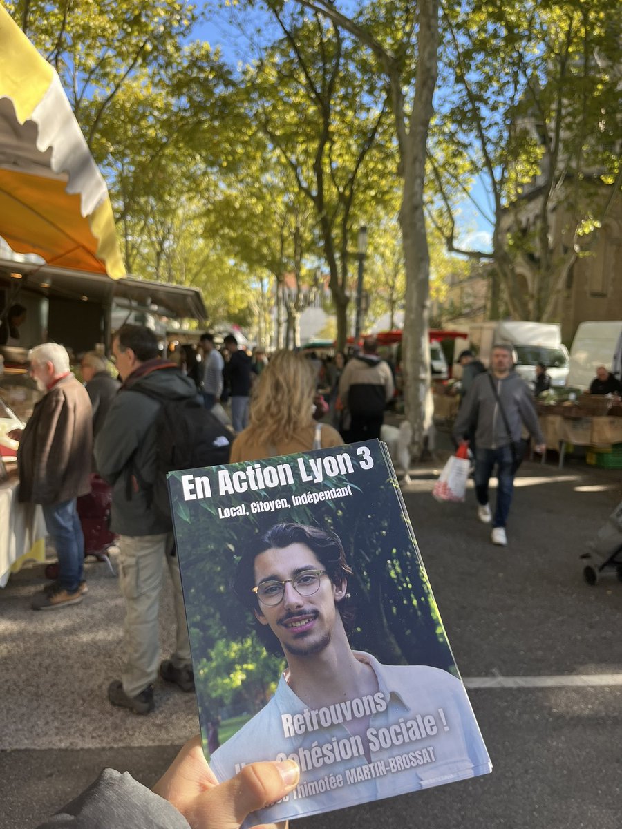 EnActionLyon3's tweet image. Tractage au marché de montchat ! 

#lyon #lyon3 #municipale2026